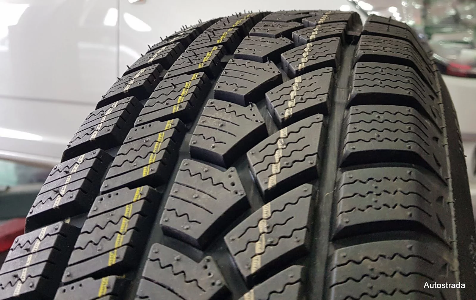 Нешипованная резина отзывы. Ovation w586. Ovation Tyres w586. Ovation w-586 215 60 r17. Оватион 586.