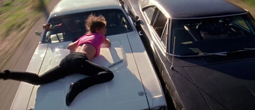 Видео: «Авто Леди Шоу» — девушки на капоте и за рулем