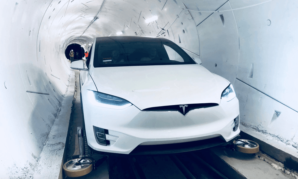 Tesla в тоннеле Boring Company со специальным механизмом на колесах, который позволяет машине ездить по рельсам