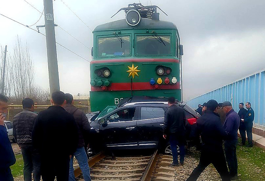 Товарный поезд протаранил автомобиль Jac в Ташкентской области