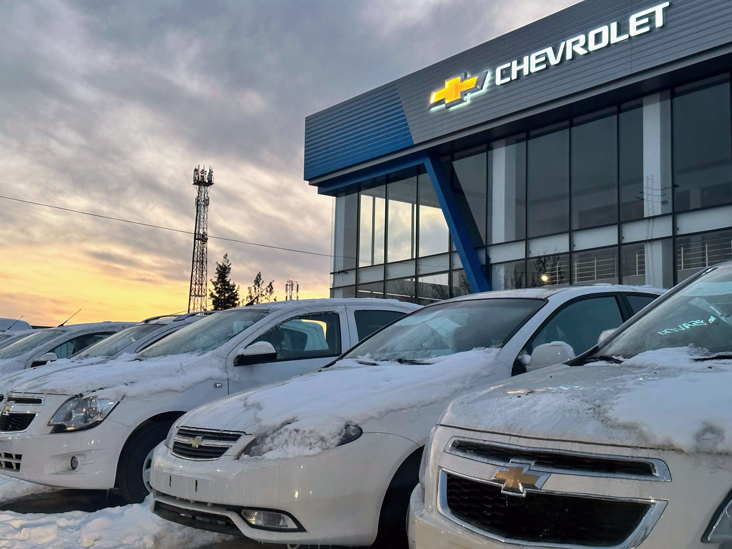 UzAuto Motors avtosalonining avtoturargohida Chevrolet Cobalt, Lacetti, Spark avtomobillari o‘z egalarini kutmoqda.