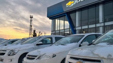 автомобили Chevrolet Cobalt, Lacetti, Spark ждут своих хозяев на стоянке автосалона UzAuto Motors